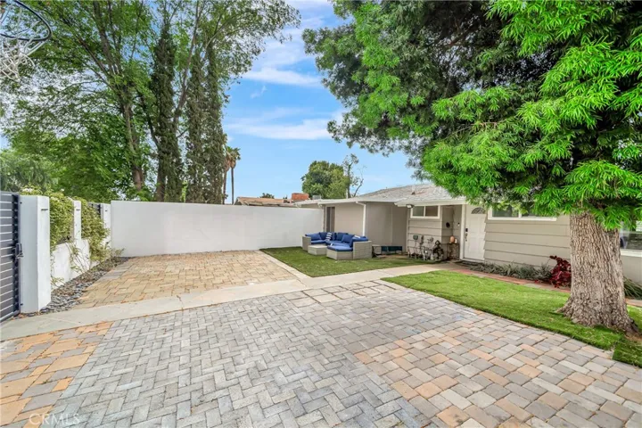 19706 Victory Boulevard, Woodland Hills, California 91367