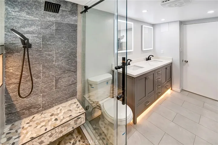 19706 Victory Boulevard, Woodland Hills, California 91367