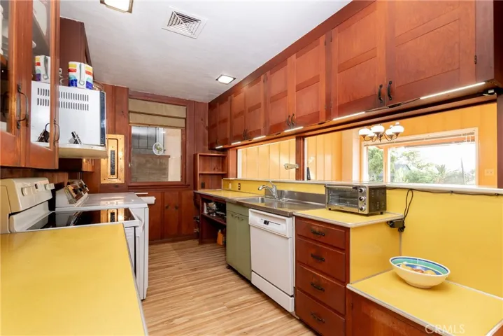 4899 Glenwood Drive, Riverside, California 92501