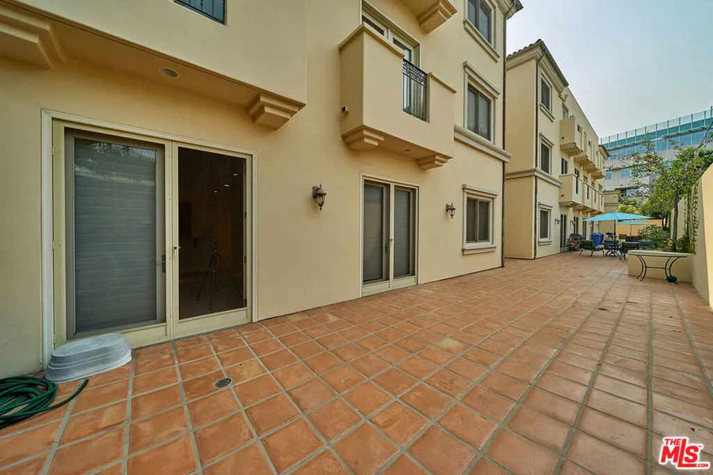 143 N Arnaz Drive 106, Beverly Hills, California 90211 home-pic-30