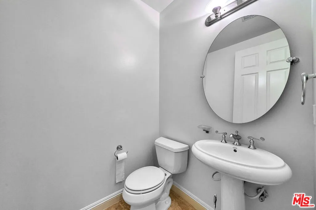 143 N Arnaz Drive 106, Beverly Hills, California 90211 home-pic-28