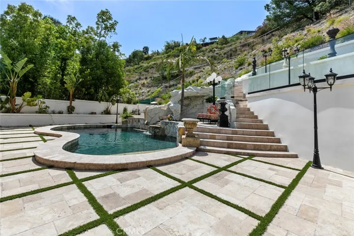 2223 Flintridge Drive, Glendale, California 91206