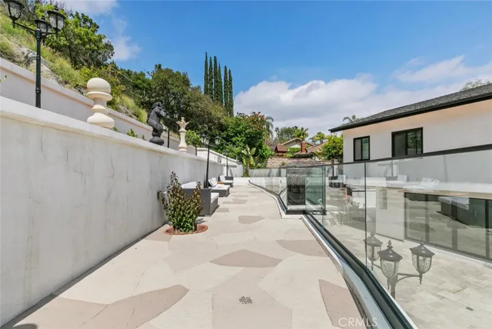 2223 Flintridge Drive, Glendale, California 91206