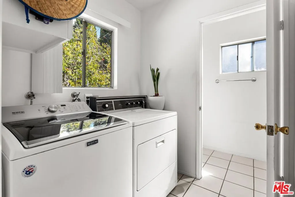 1186 Mcclellan Drive, Los Angeles, California 90049 home-pic-17