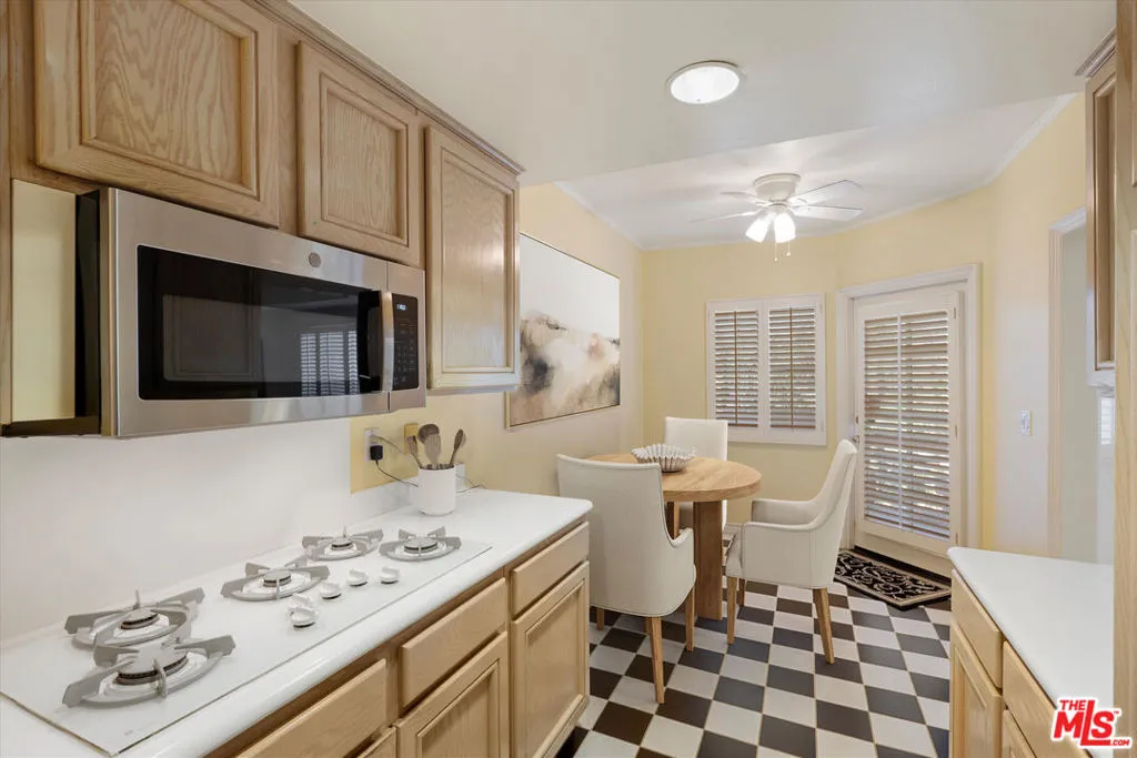 4310 Cahuenga Boulevard 304, Toluca Lake, California 91602 home-pic-5