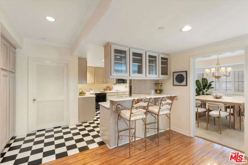 4310 Cahuenga Boulevard 304, Toluca Lake, California 91602 home-pic-3