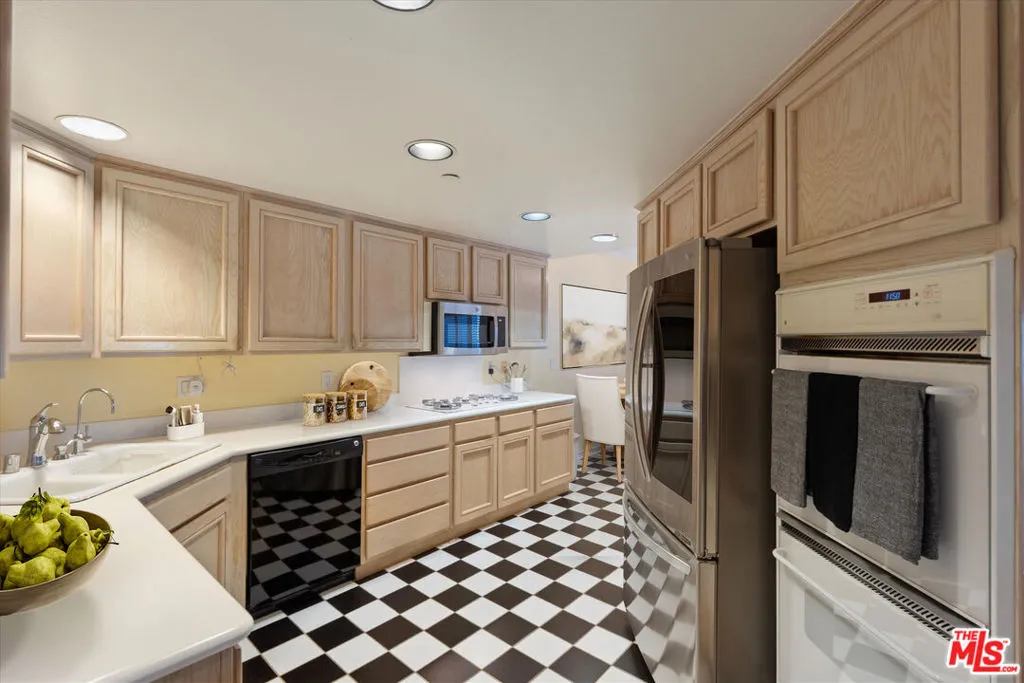 4310 Cahuenga Boulevard 304, Toluca Lake, California 91602 home-pic-4