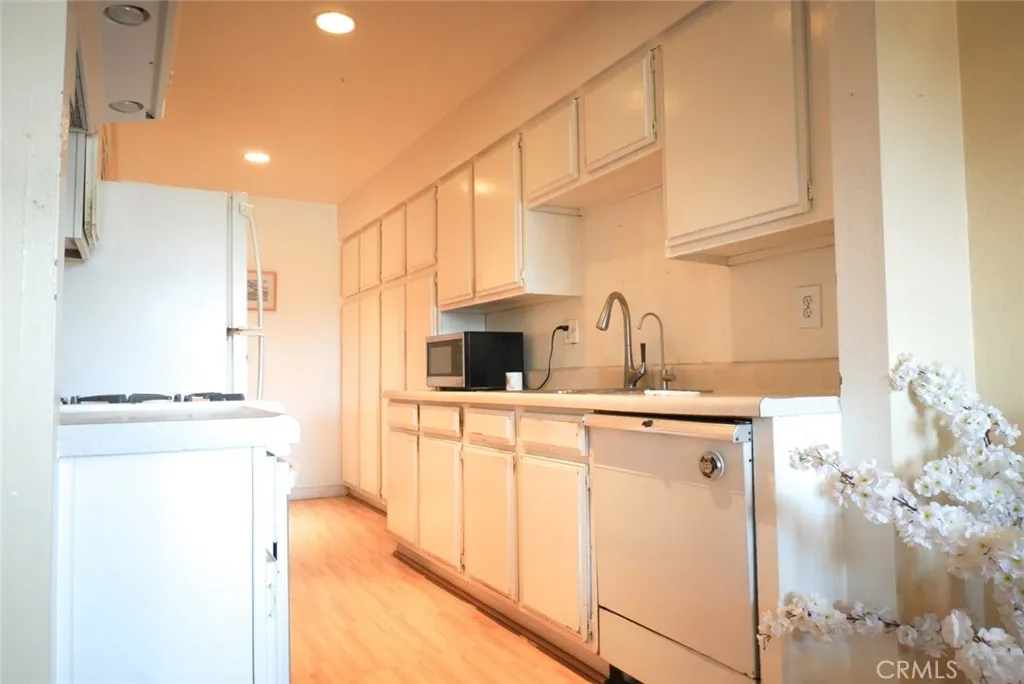 570 W Stocker Street 202, Glendale, California 91202 home-pic-17