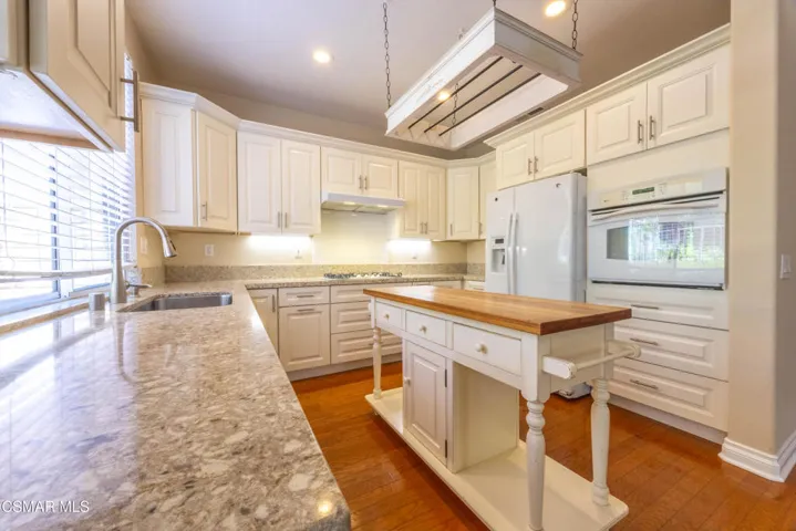 Kitchen w/Island