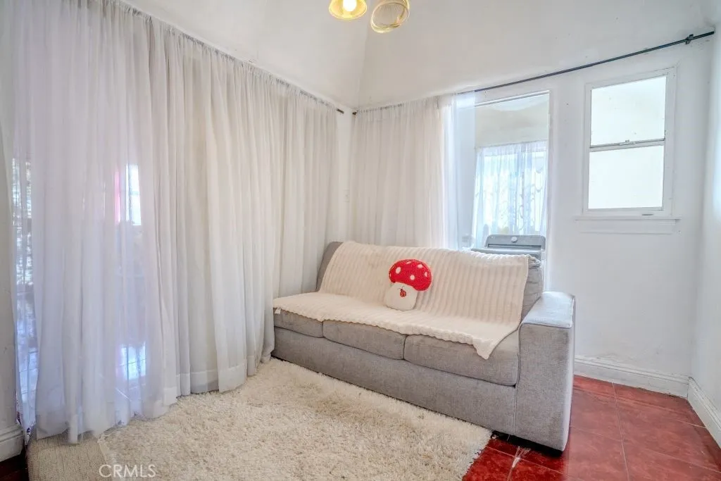 628 E 76th Place, Los Angeles, California 90001 home-pic-1