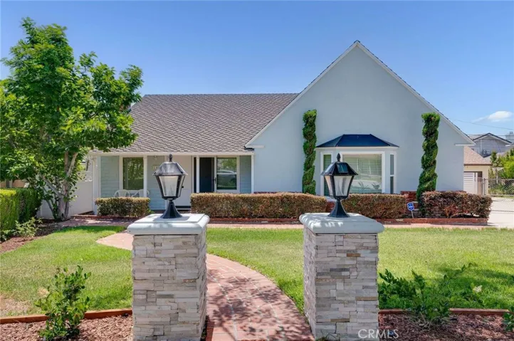 Darling curb appeal