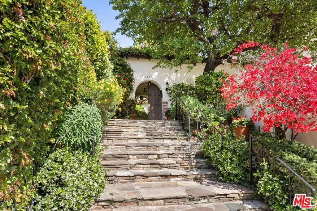 10966 Strathmore Drive 8, Los Angeles, California 90024 home-pic-1