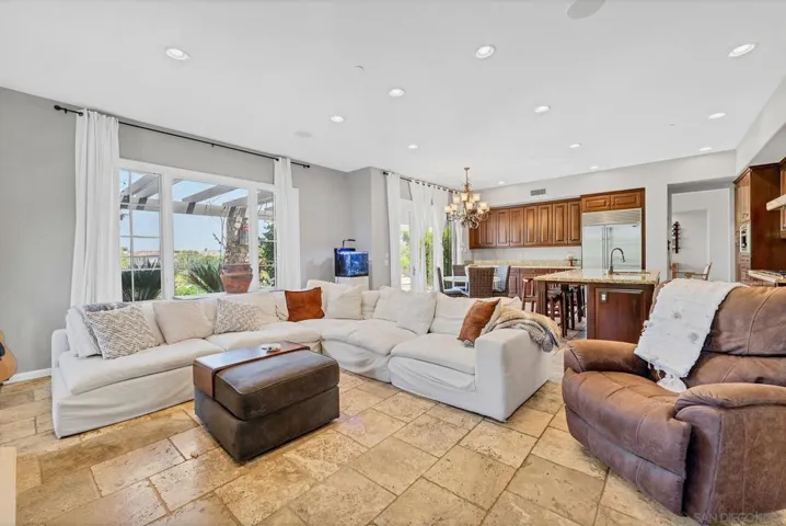 7727 Via Zafiro, San Diego, California 92067
