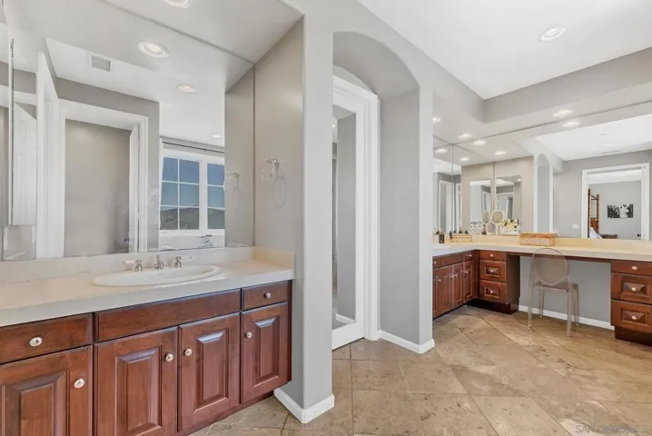 7727 Via Zafiro, San Diego, California 92067