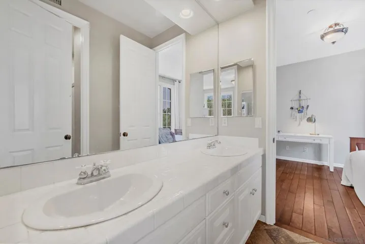 7727 Via Zafiro, San Diego, California 92067