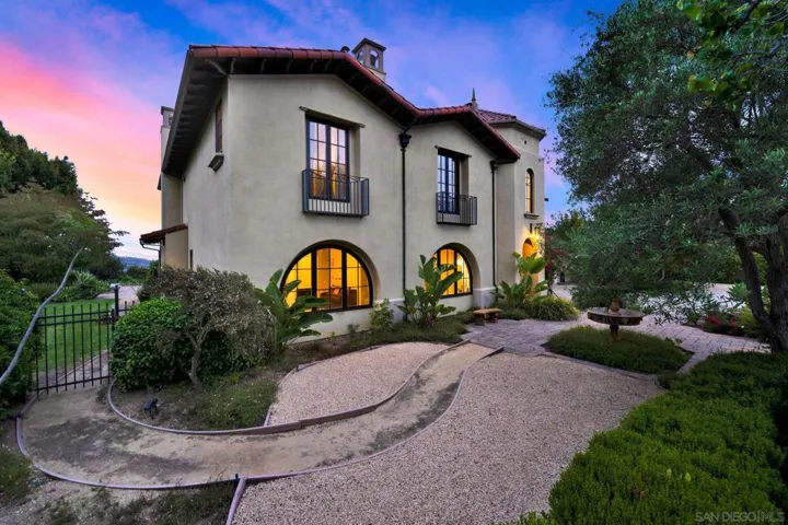 7727 Via Zafiro, San Diego, California 92067
