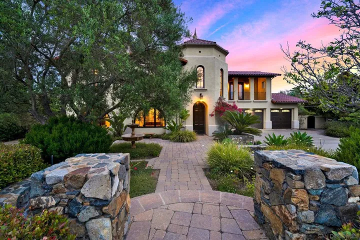 7727 Via Zafiro, San Diego, California 92067