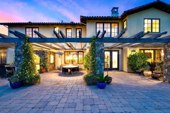 7727 Via Zafiro, San Diego, California 92067