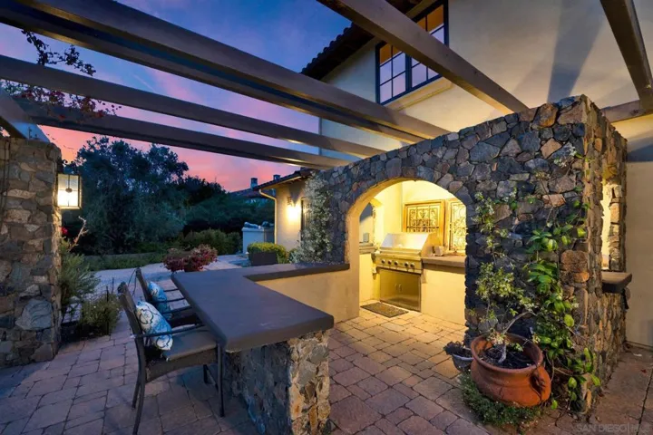 7727 Via Zafiro, San Diego, California 92067