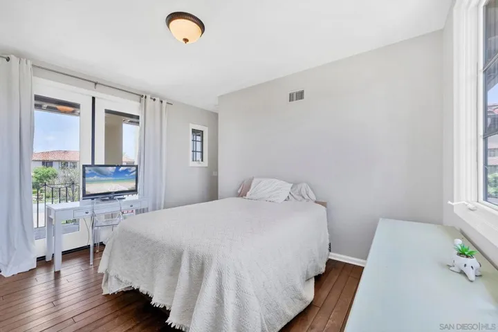 7727 Via Zafiro, San Diego, California 92067