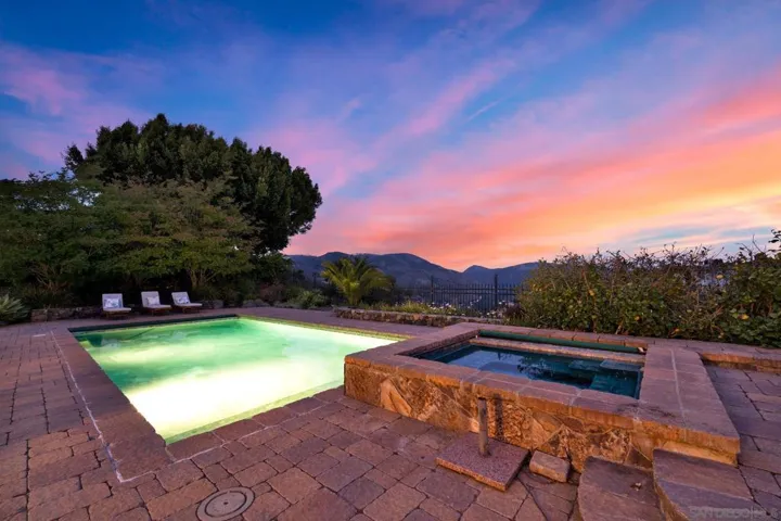 7727 Via Zafiro, San Diego, California 92067