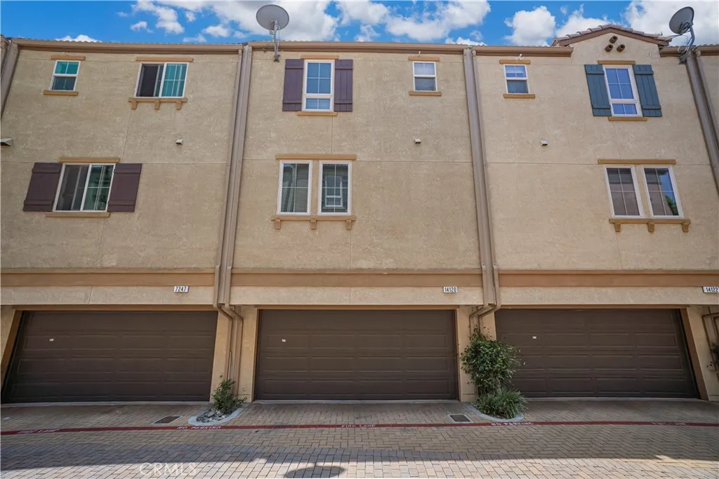 14120 W Willow Lane, Van Nuys, California 91405 home-pic-2