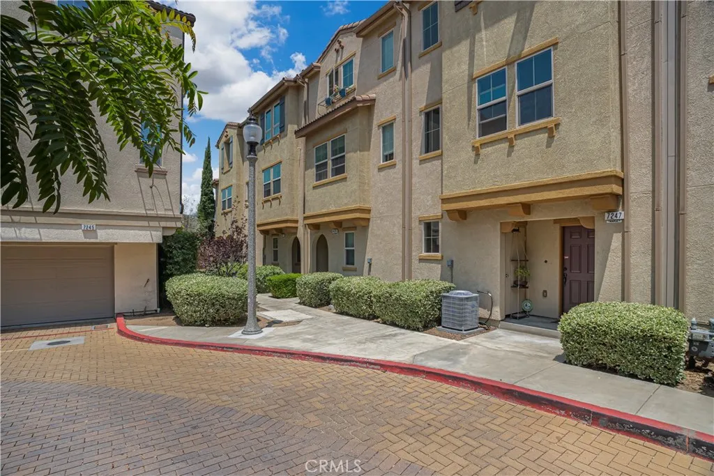 14120 W Willow Lane, Van Nuys, California 91405 home-pic-0