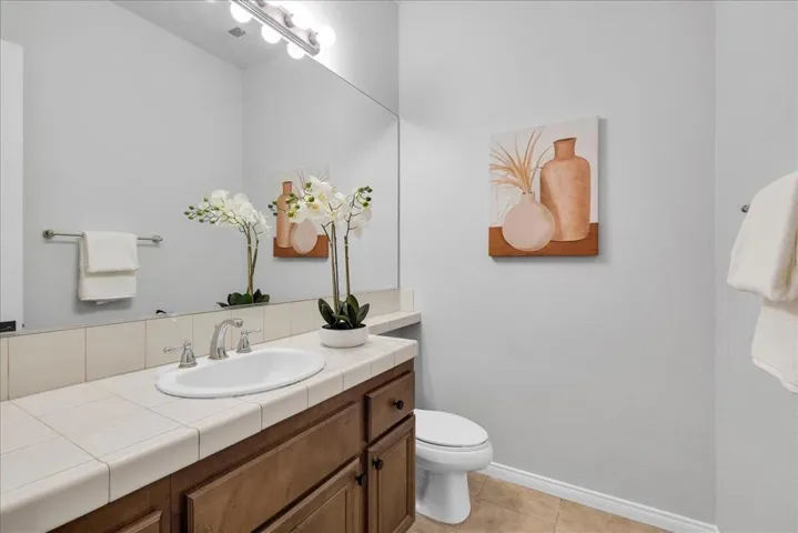 44875 Via Catalina - Powder Room