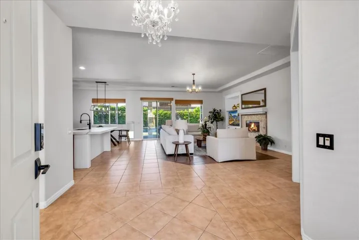44875 Via Catalina - Foyer
