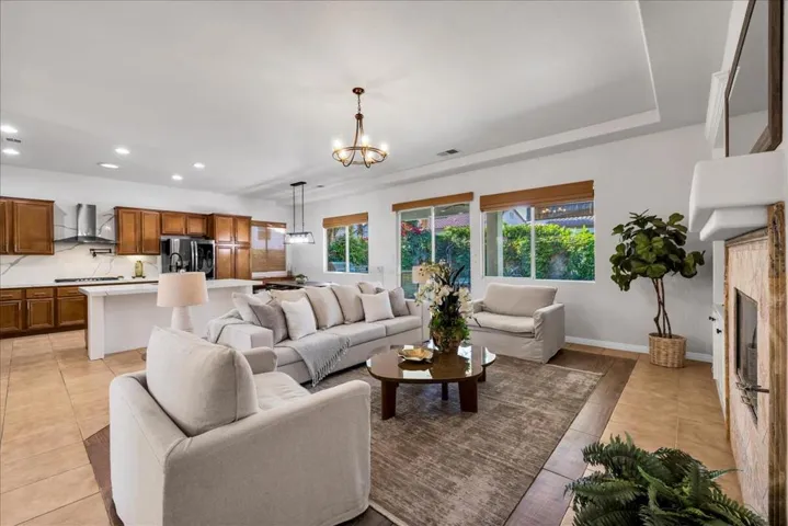 44875 Via Catalina - Great Rm Living Rm