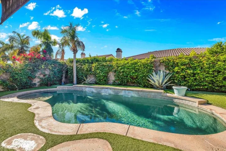 44875 Via Catalina - Pool
