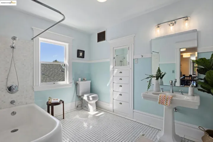 Shared Bathroom - Upstairs