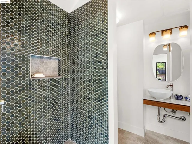 Full Bathroom - Main Level