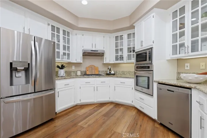 Big kitchen opn to family room and formal dining