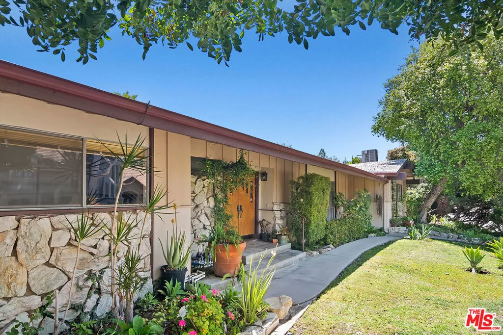 16840 Oak View Drive, Encino, California 91436 home-pic-26