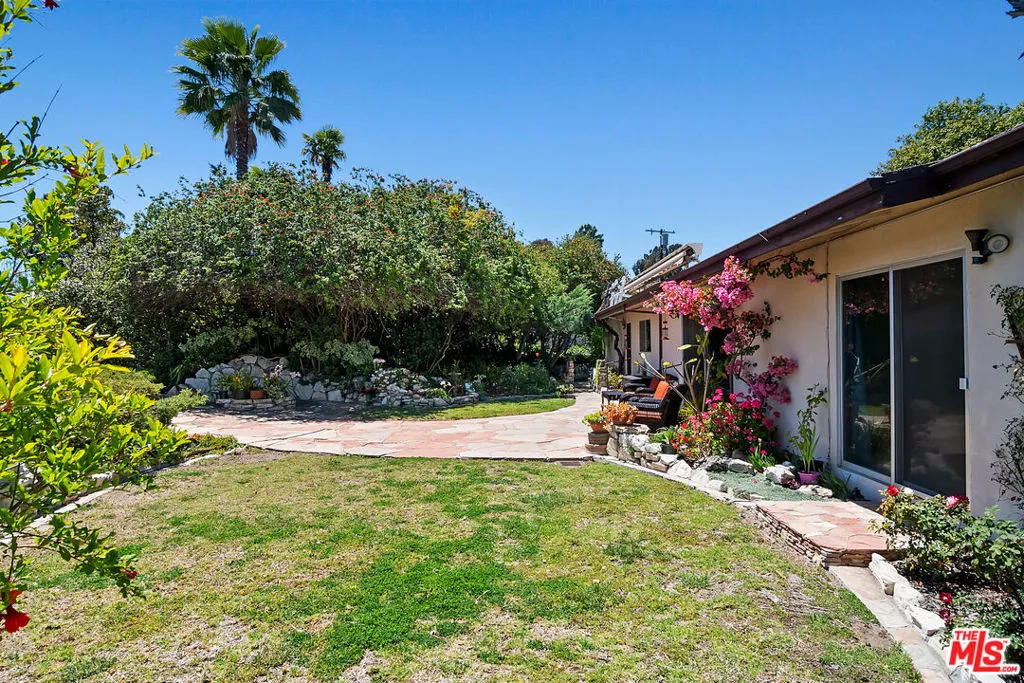 16840 Oak View Drive, Encino, California 91436 home-pic-5