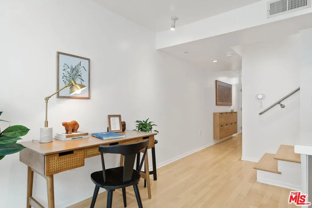 5806 Waring Avenue 13, Los Angeles, California 90038 home-pic-13