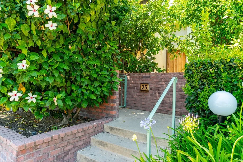 18759 Hatteras Street 25, Tarzana, California 91356, 3 Bedrooms Bedrooms, ,3 BathroomsBathrooms,Residential,For Sale,Hatteras,SR25119787