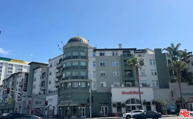 Newer commercial retail/living