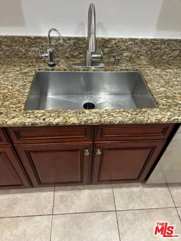 Kitchen farm sink