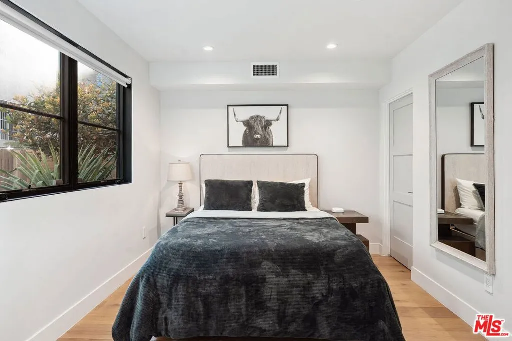 10612 W Kareen Court, Toluca Lake, California 91602 home-pic-21