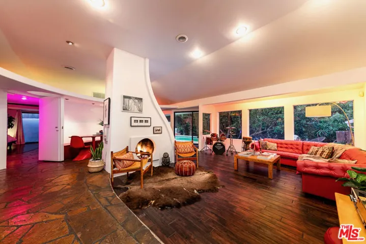 7495 Mulholland Drive, Los Angeles, California 90046