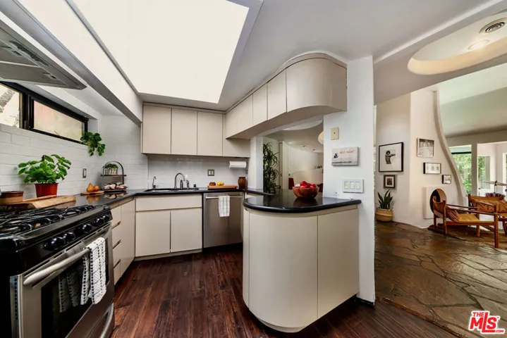 7495 Mulholland Drive, Los Angeles, California 90046