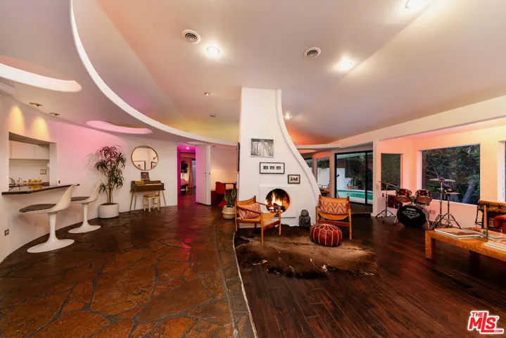 7495 Mulholland Drive, Los Angeles, California 90046