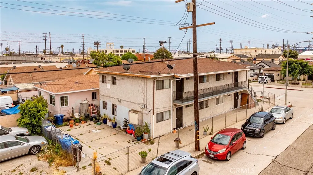 333 W D Street, Wilmington, California 90744 home-pic-2