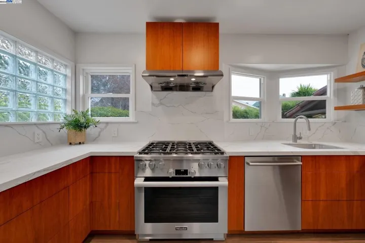 3016 Hyde St, Oakland, California 94601