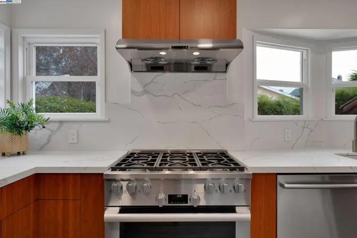 3016 Hyde St, Oakland, California 94601