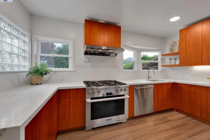 3016 Hyde St, Oakland, California 94601