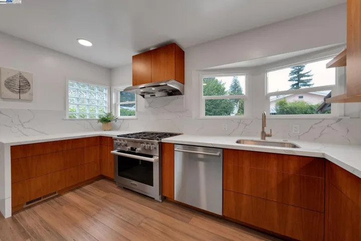 3016 Hyde St, Oakland, California 94601