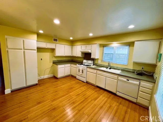 open kitchen 
